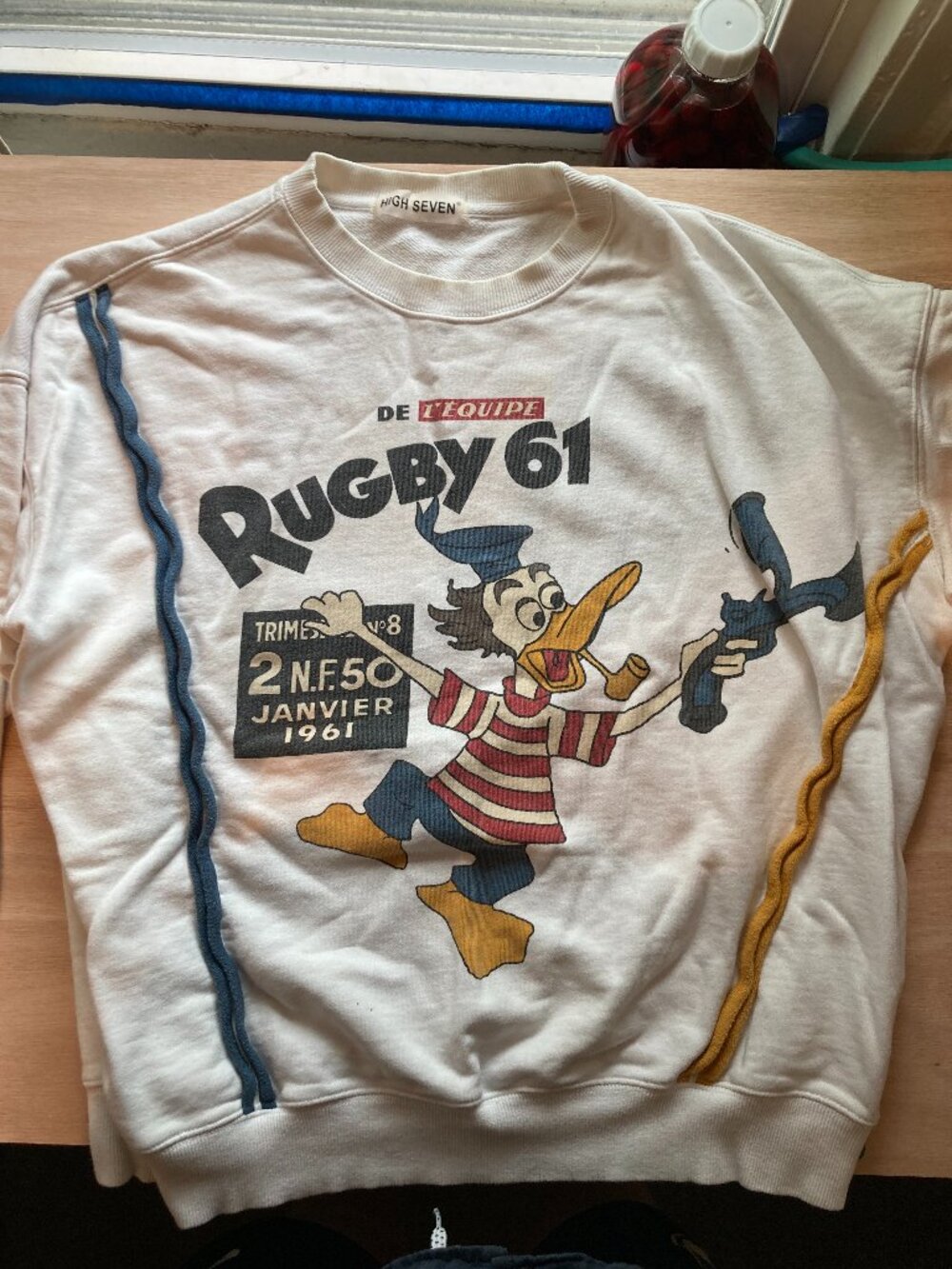Weird donald duck sweatshirt, high seven label, fits like a small